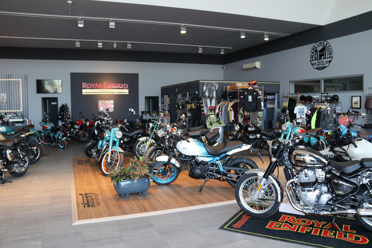 Showroom, kde si motorku můžete v klidu prohlédnout, osahat a pochopit