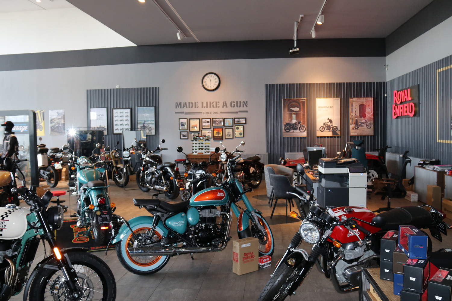 Royal Enfield Garage v Bohušovicích: místo, kam se nechodí jen nakupovat